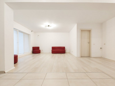 Garsoniera huge cu canapele rosii din LaRa Condominium Otopeni