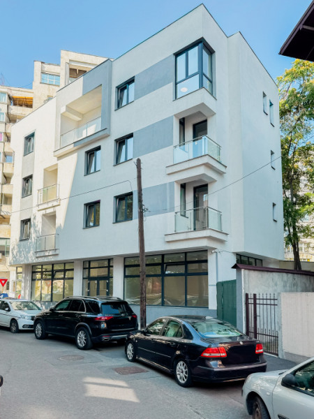 Bloc integral in Piata Unirii. Pretabil pentru Hotel, Clinica Medicala, birouri