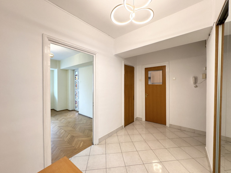 Apartament cu 4 camere, nemobilat, balcoane generoase | in Zona Piata Victoriei