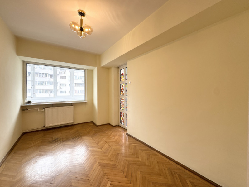 Apartament cu 4 camere, nemobilat, balcoane generoase | in Zona Piata Victoriei