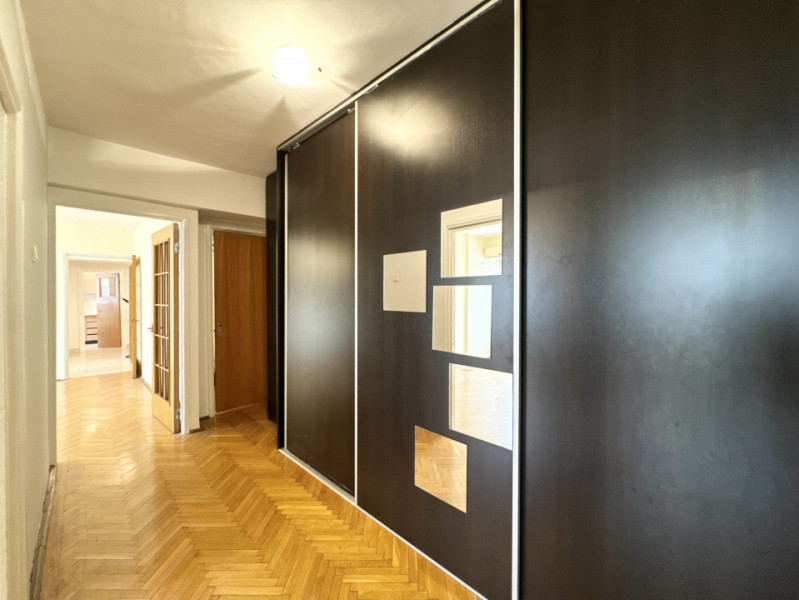 Apartament cu 4 camere, nemobilat, balcoane generoase | in Zona Piata Victoriei