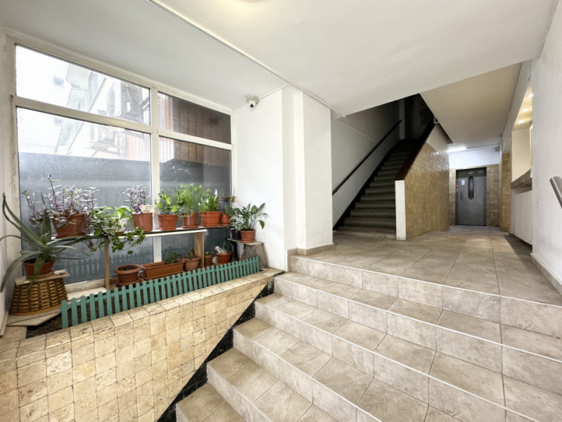 Apartament cu 4 camere, nemobilat, balcoane generoase | in Zona Piata Victoriei