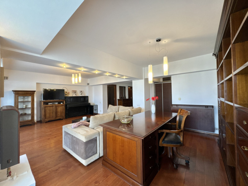 Apartament HUGE de 3 camere, 100mp totali, vedere libera catre Piata Unirii
