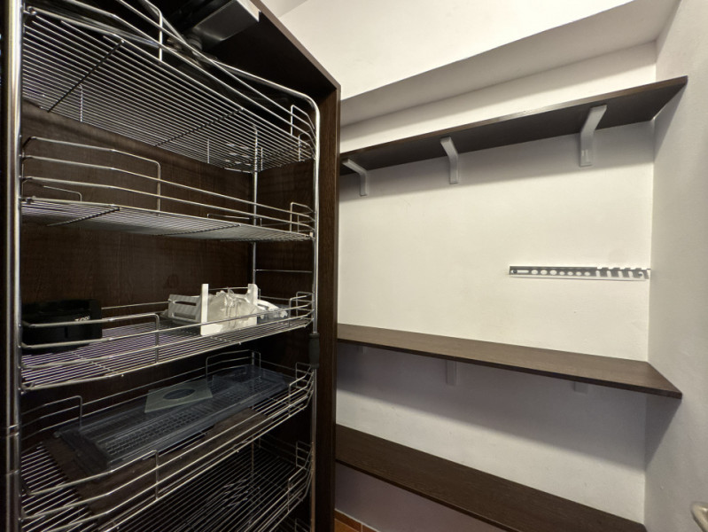 Apartament HUGE de 3 camere, 100mp totali, vedere libera catre Piata Unirii