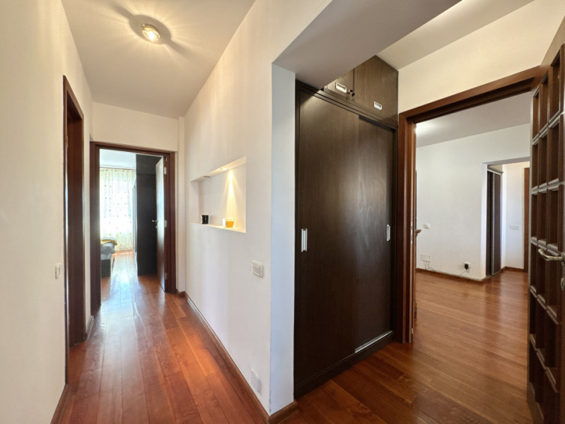 Apartament HUGE de 3 camere, 100mp totali, vedere libera catre Piata Unirii