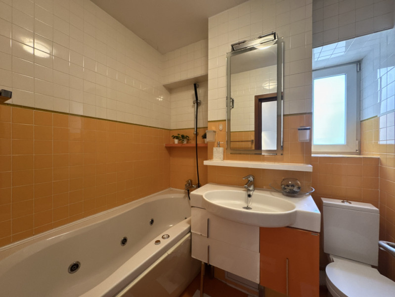 Apartament HUGE de 3 camere, 100mp totali, vedere libera catre Piata Unirii