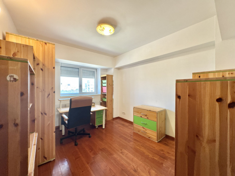 Apartament HUGE de 3 camere, 100mp totali, vedere libera catre Piata Unirii