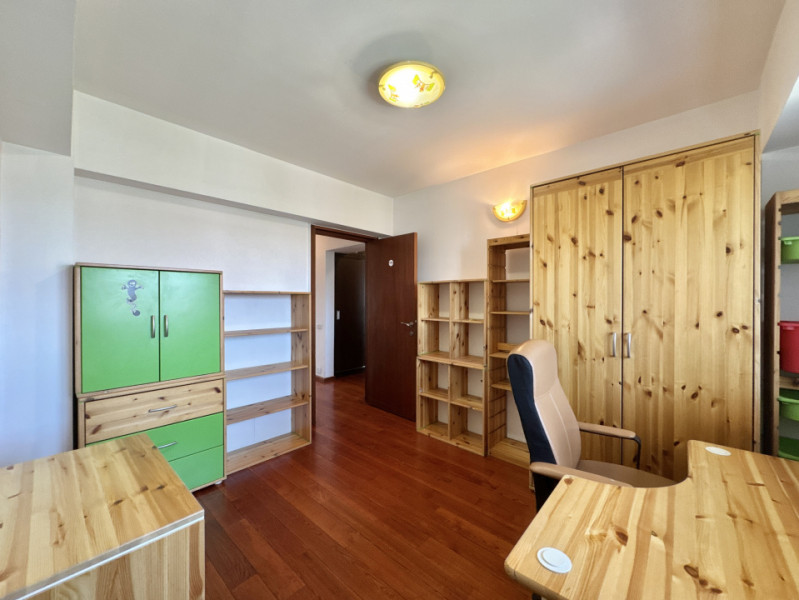 Apartament HUGE de 3 camere, 100mp totali, vedere libera catre Piata Unirii