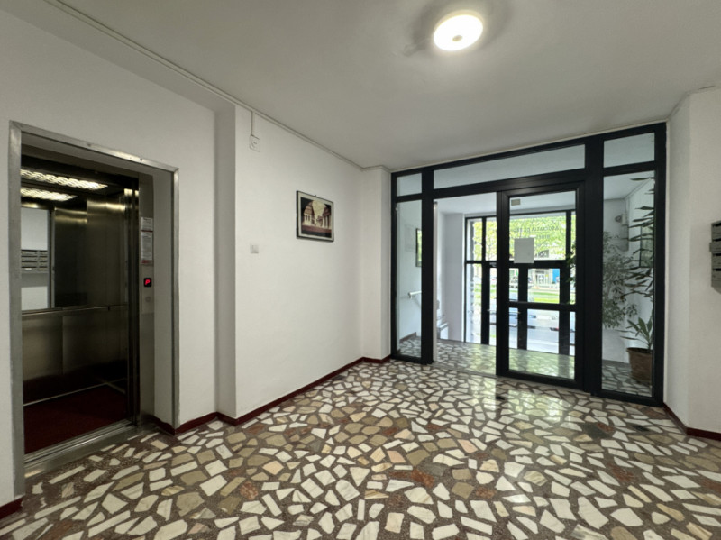 Apartament HUGE de 3 camere, 100mp totali, vedere libera catre Piata Unirii
