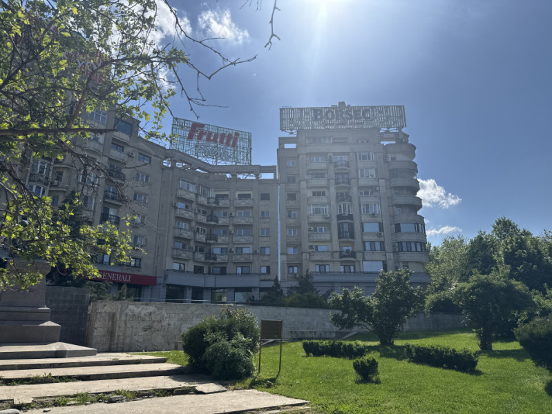 Apartament HUGE de 3 camere, 100mp totali, vedere libera catre Piata Unirii