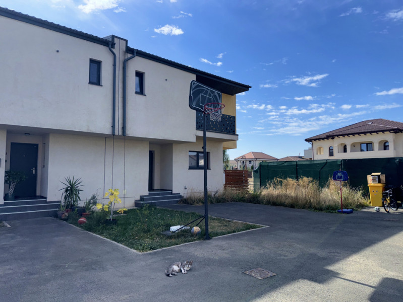 Vila duplex, perete individual, 4 camere, curte privată Otopeni LaRa Condominium