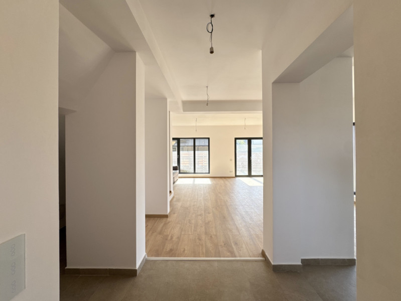 Vila duplex, perete individual, 4 camere, curte privată Otopeni LaRa Condominium