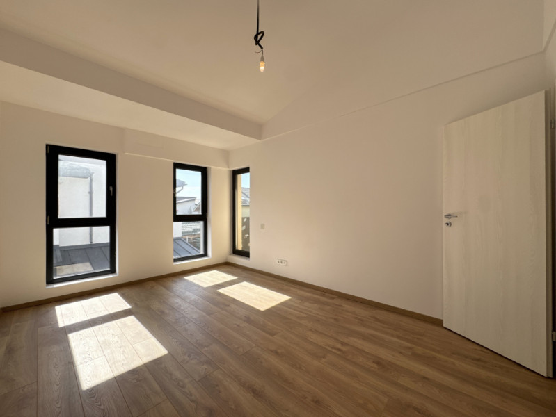 Vila duplex, perete individual, 4 camere, curte privată Otopeni LaRa Condominium