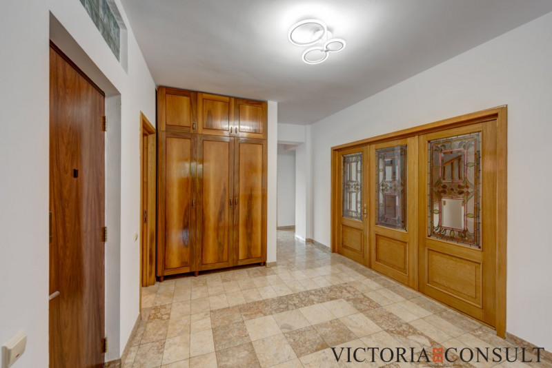 Sediu de firmă cu personalitate | Vilă, grădină, terasă, 3 parcări | 1 Mai