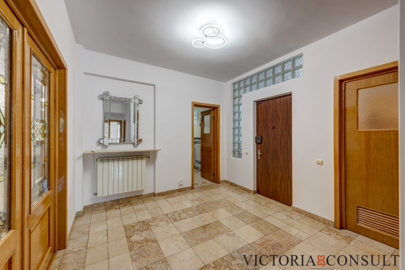 Sediu de firmă cu personalitate | Vilă, grădină, terasă, 3 parcări | 1 Mai